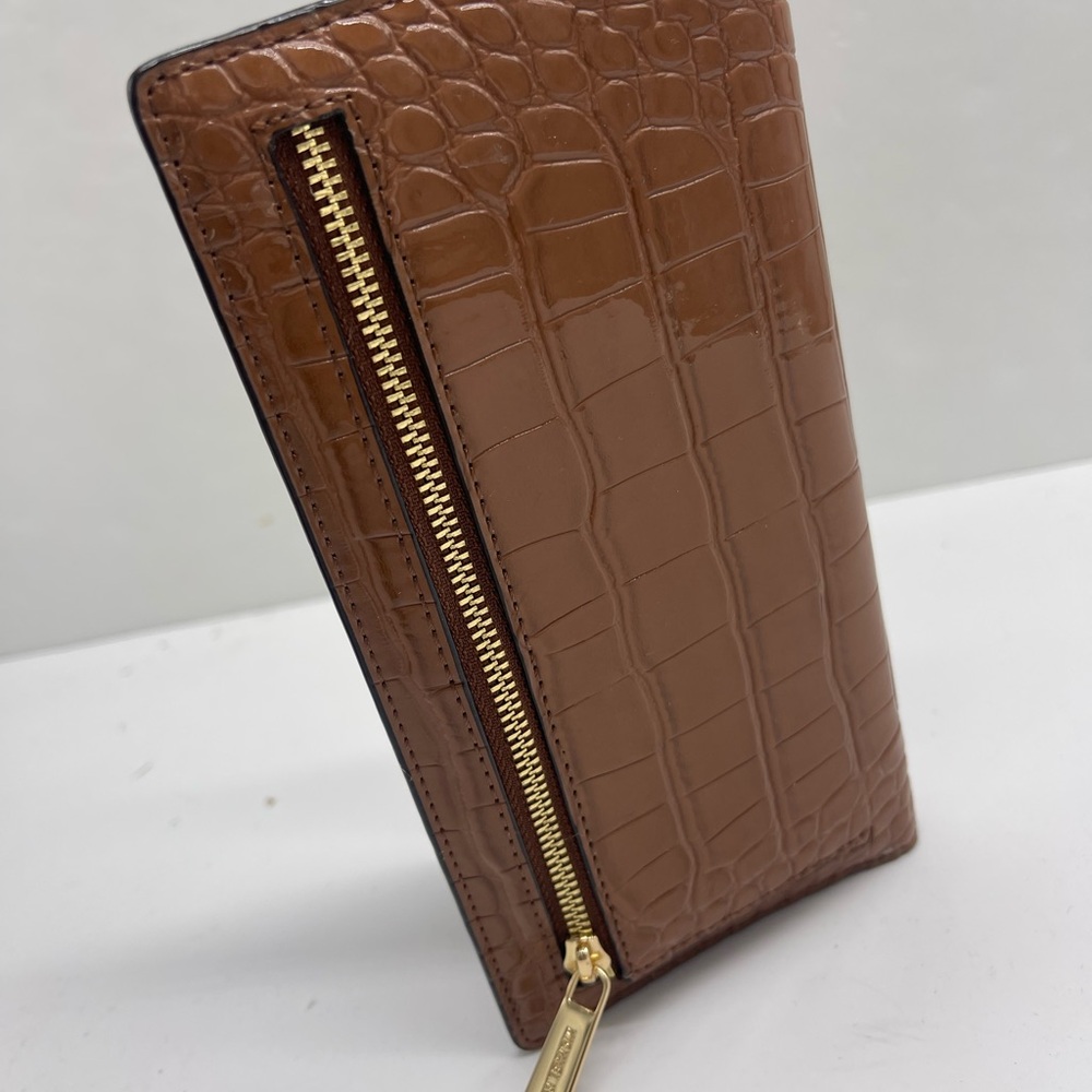 MICHAEL KORS Carson Large Crocodile Embossed Bifold Snap Wallet
Luggage
NWT - Picture 7 of 16